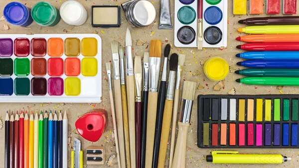 Materiales de dibujo sobre una mesa clara en un ambiente tranquilo